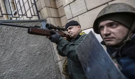Binh sĩ "lạ" gần văn phòng tuyển quân của quân đội Ukraine ở Donetsk.