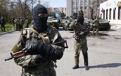 Lực lượng vũ trang "lạ" canh gác xe bọc thép ở Slavyansk.