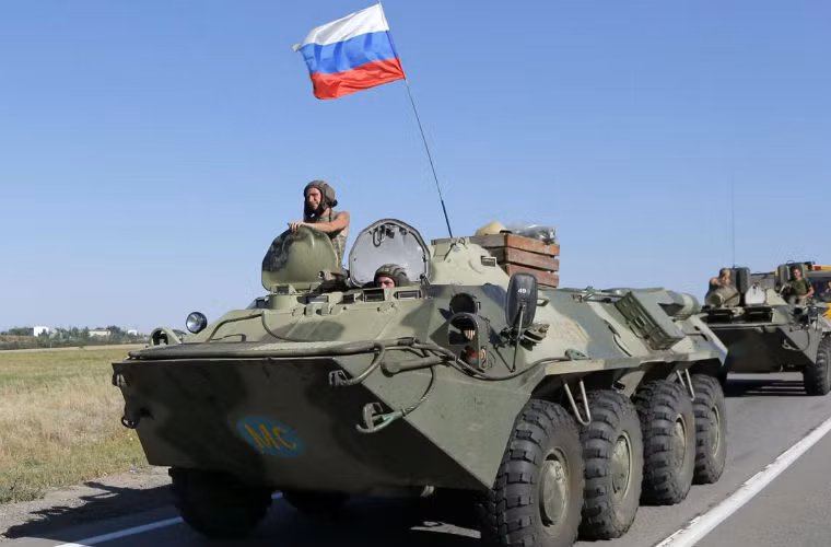 Binh sĩ Nga trên xe bọc thép chở quân ở thành phố Kamensk-Shakhtinsky, tỉnh biên giới Rostov với Ukraine.