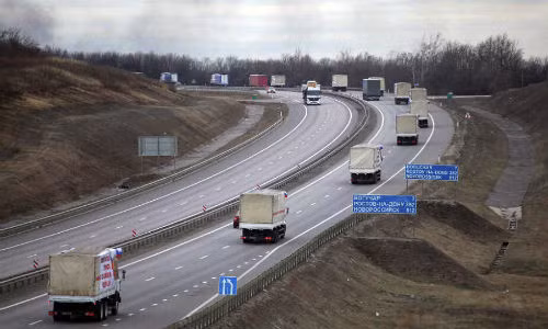 Đoàn xe chở hàng cứu trợ Nga tiến sang Ukraine.