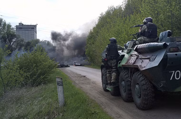 Các binh sĩ Ukraine tiến vào Slavyansk theo nhiều đường.