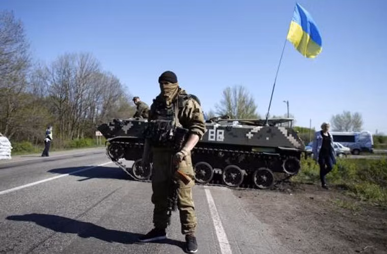 Các binh sĩ Ukraine đứng gác tại điểm kiểm soát tại làng Malinivka, phía đông Slavyansk.