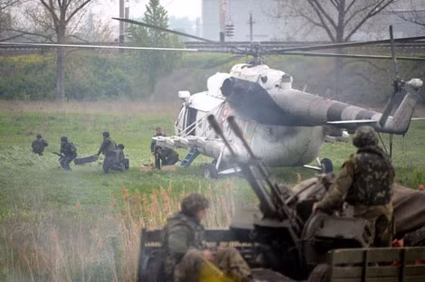 Quân đội Ukraine triển khai bên ngoài thành phố Slavyansk.