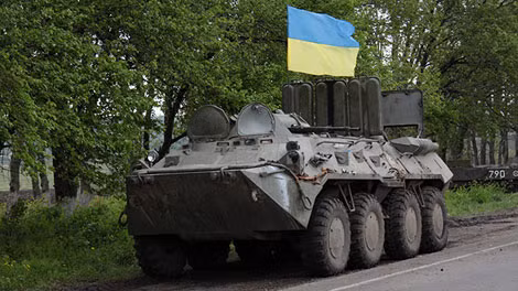 Xe bọc thép Ukraine tại điểm kiểm soát bên ngoài Slavyansk.