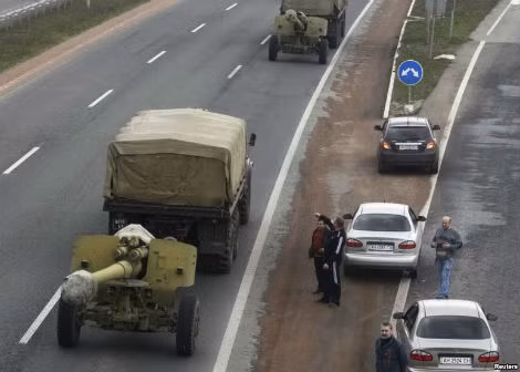 Quân đội Ukraine đổ về thành phố Donetsk ngày 10/4/2014.