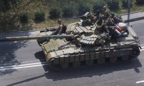 Lực lượng Tự vệ Donetsk trên xe tăng.
