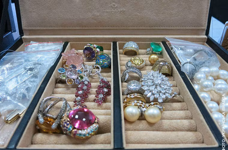 Trong báo cáo thu nhập của bộ trưởng Stavitskyi năm 2012 ghi thu nhập khoảng 10.000 USD, còn vợ thu nhập 300.000 USD.