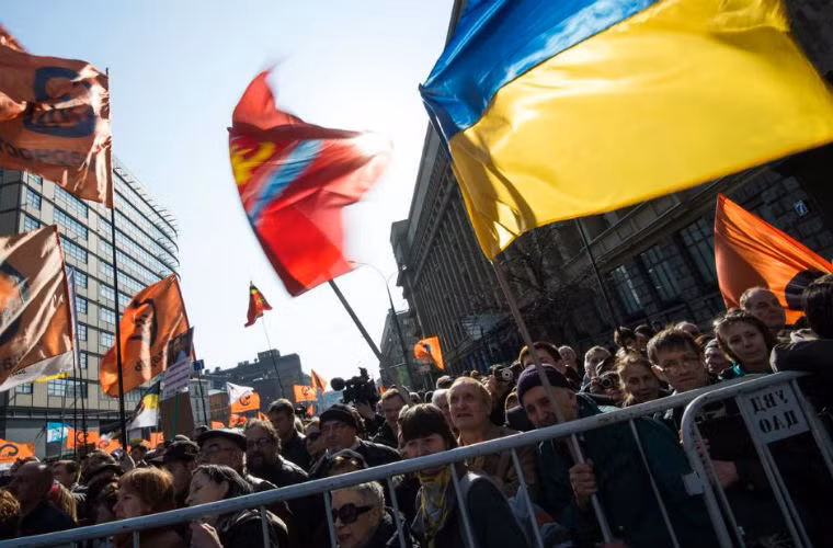 Những người biểu tình sử dụng cả cờ Ukraine ở trung tâm Moscow.