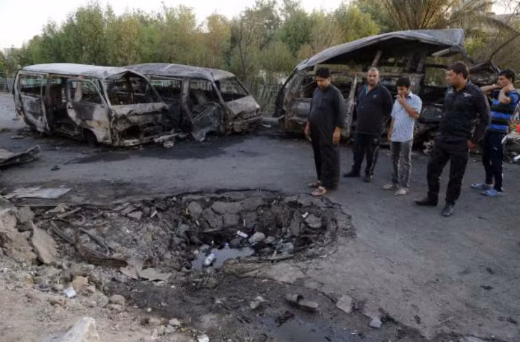 Người dân Iraq tập trung trước khu vực xảy ra một vụ tấn công cảm tử bằng xe chở bom tại quận Sadr gần Baghdad khiến 13 người chết và 30 người bị thương.