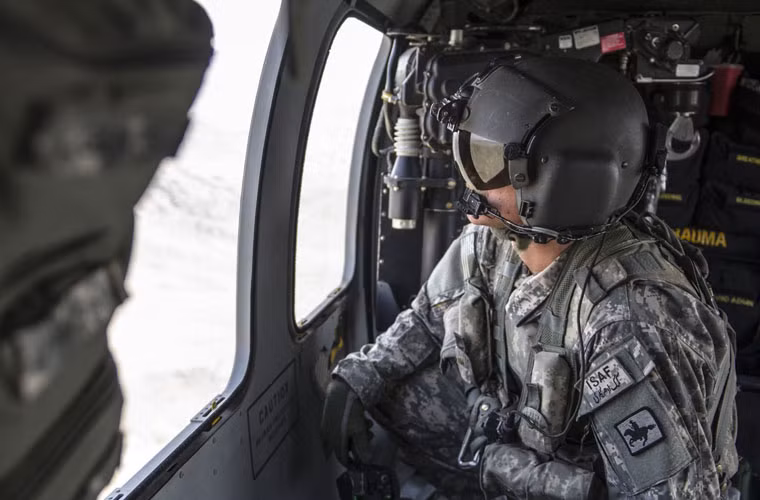 Thành viên phi hành đoàn của chiếc UH-60 đang chờ thực hiện nhiệm vụ cấp cứu khi chiếc trực thăng đang đáp. Trực thăng UH-60 được coi là lực lượng phản ứng nhanh nhằm cấp cứu các vụ thương vong trước khi chuyển đến bệnh viện.