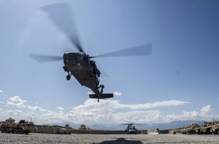 Máy bay trực thăng UH-60 Blackhawks từ Sư đoàn Sơn cước số 10 của Mỹ đang thực hiện chuyến đi cung cấp hậu cần cho một tiền đồn tại khu vực miền đông Afghanistan.
