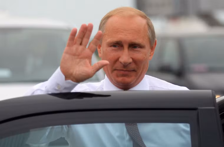 Ông Putin chào phóng viên trước khi lên xe.