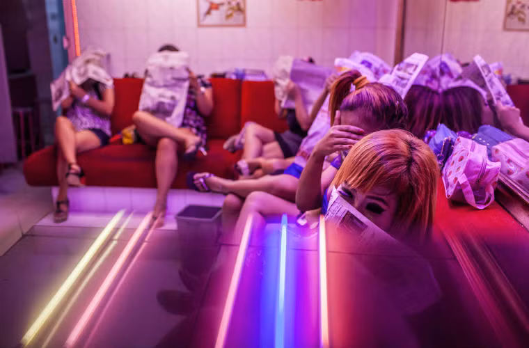 Gang Dolly hay còn gọi là Ngõ Dolly là một trong những khu đèn đỏ lớn nhất Đông Nam Á với hàng trăm nhà chứa.