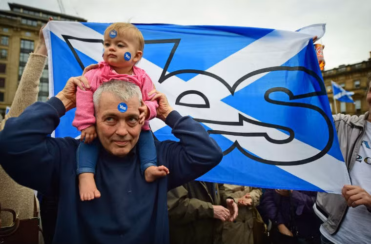 Những người ủng hộ nền độc lập cho rằng đến lúc Scotland cần chọn các lãnh đạo của riêng mình và tự quản lý, không chịu sự kiểm soát của London và các chính trị gia mà họ cho là đã phớt lờ quan điểm, nhu cầu của họ.