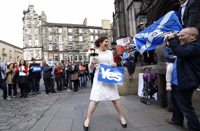 Một cô dâu với biểu tượng Yes ở Scotland.