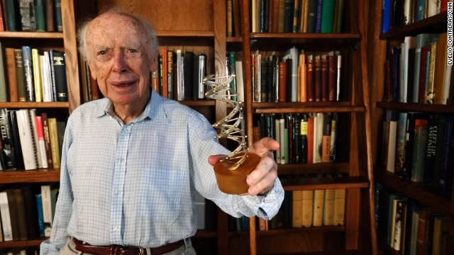 Ông James Watson bán đấu giá huy chương Nobel.