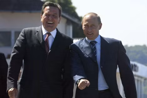Bức ảnh chụp cựu thủ tướng Đức Gerhard Schröder và ông Putin năm 2005.