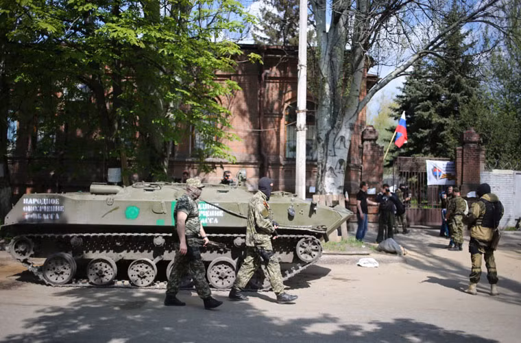Thành viên lực lượng Tự vệ Donetsk bên ngoài tòa nhà chi nhánh của Cơ quan An ninh Ukraine ở Slavyansk.