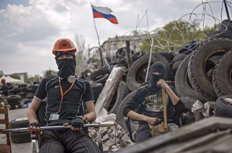 Tuy nhiên người biểu tình miền đông Ukraine từ chối vì cho rằng các nhóm biểu tình ở Kiev vẫn chiếm giữ quảng trường Maidan. Trong ảnh là những người biểu tình đang canh gác công sự ở thành phố Donetsk.