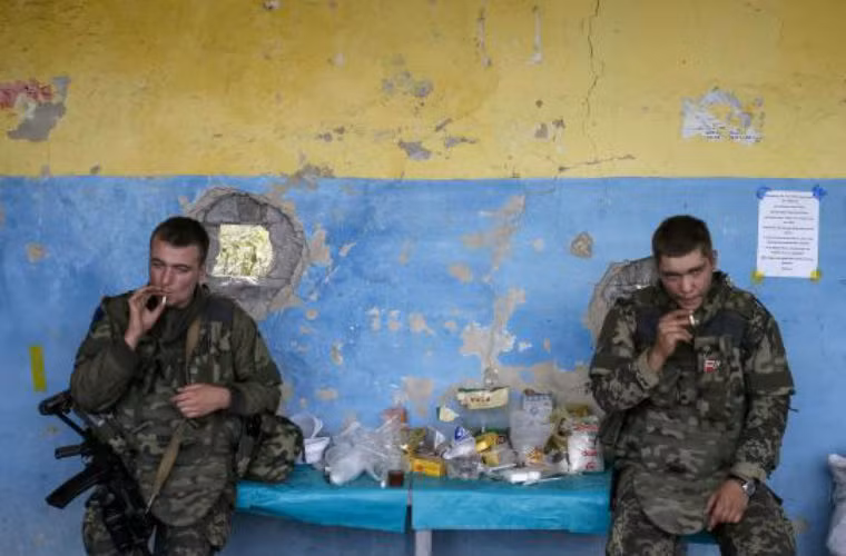 Binh sĩ Ukraine thảnh thơi hút thuốc ở Lugansk.