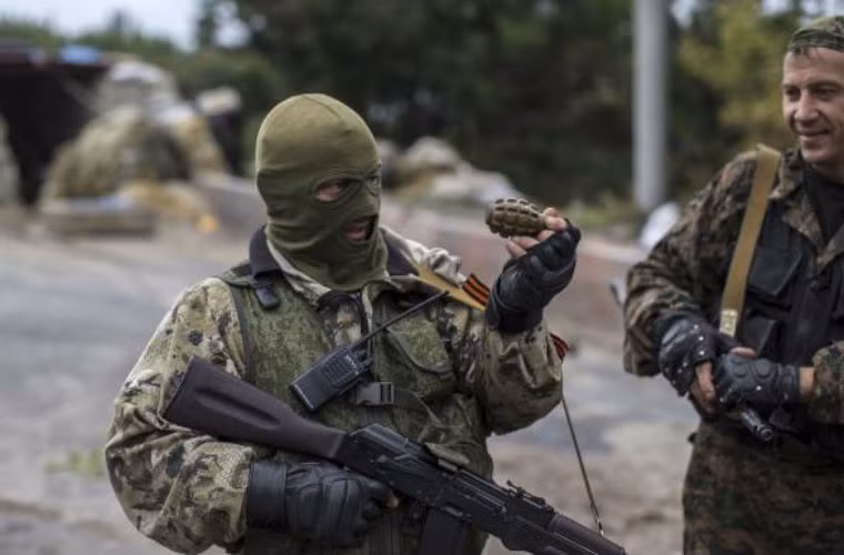 Binh sĩ ly khai kiểm tra một quả lự đạn tại điểm kiểm soát ở gần sân bay Donetsk.