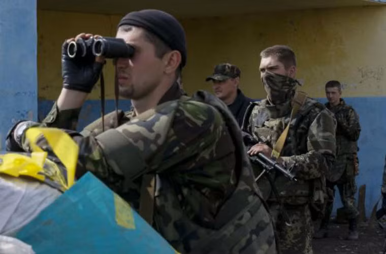 Vệ binh Quốc gia Ukraine kiểm tra tình hình từ một điểm kiểm soát ở Lugansk.
