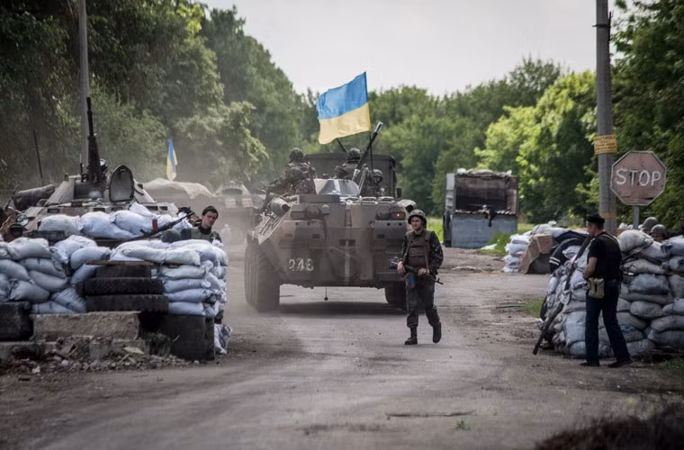 Xe bọc thép của Quân đội Ukraine tại điểm kiểm soát.