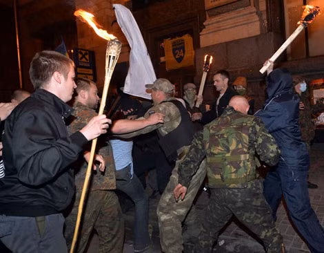 Người biểu tình ẩu đả với lực lượng Tự vệ Maidan ở quảng trường Maidan, Kiev.