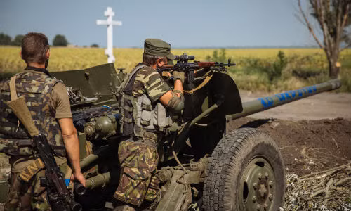 Binh sĩ Ukraine sử dụng súng bắn tỉa ở Donetsk.