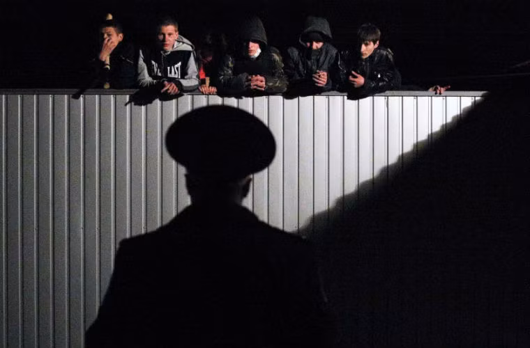 Người biểu tình Nga theo dõi cơ quan tuyển quân ở Donetsk vào ngày 10/4. Người dân từng chụp được bức ảnh cho thấy có những người lính "lạ" nói tiếng Anh ở gần văn phòng tuyển quân Donetsk.