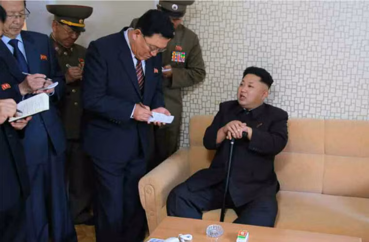 Tuy nhiên, ông Kim Jong-un đã phải chống gậy.