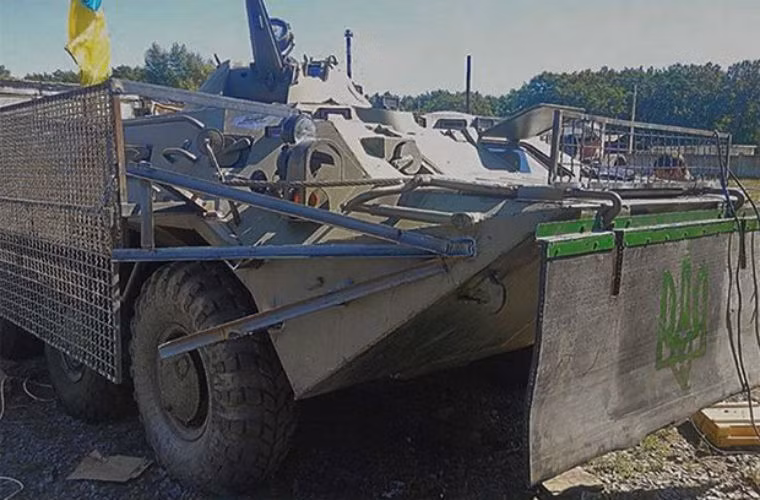 Cận cảnh xe bọc thép chở quân của Quân đội Ukraine với lớp giáp hoàn chỉnh.