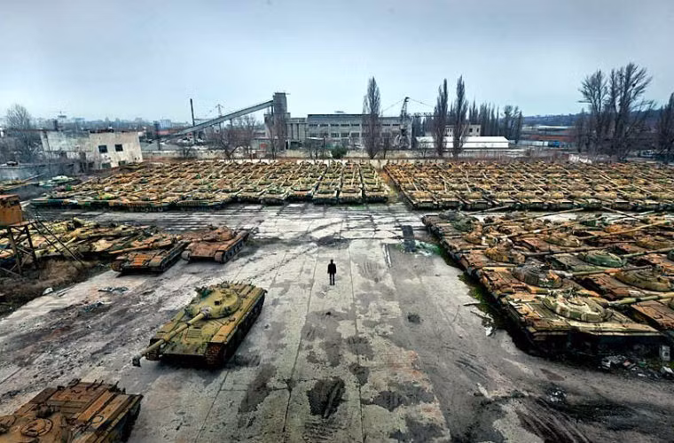 Hàng trăm xe tăng nằm trong nghĩa địa ở ngoại ô Kharkov.
