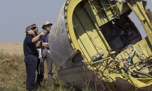 Chuyên gia quốc tế nghiên cứu mảnh vỡ MH17.