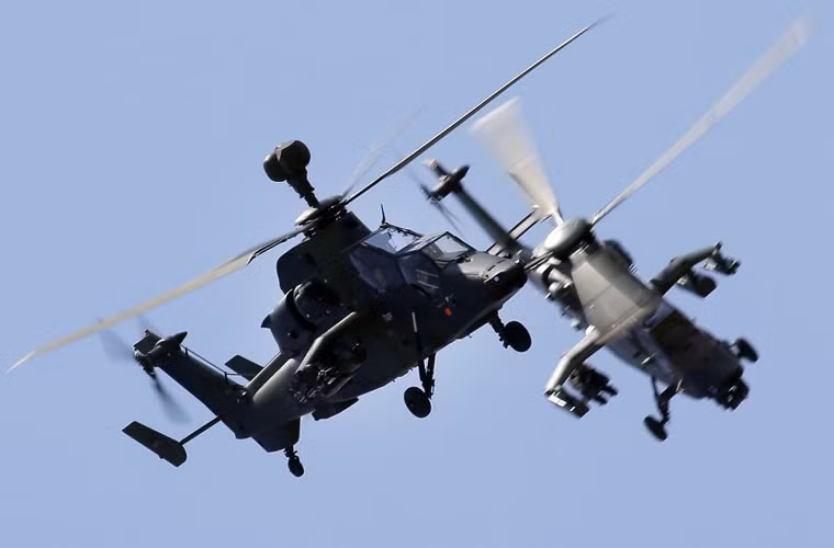 Màn biểu diễn ngoạn mục của 2 trực thăng chiến đấu Eurocopter Tiger do Đức và Pháp hợp tác phát triển.