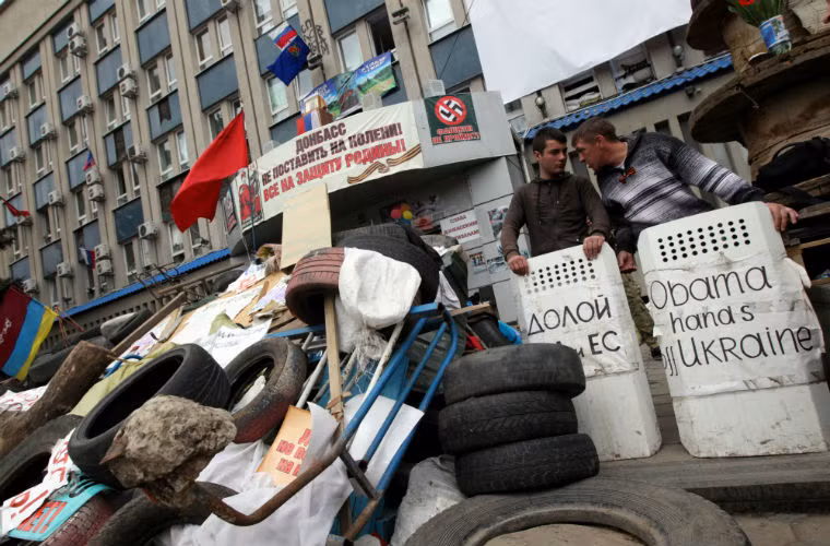Người biểu tình đứng gác trên lối vào tòa nhà Cơ quan An ninh Ukraine tại thành phố Slavyansk.