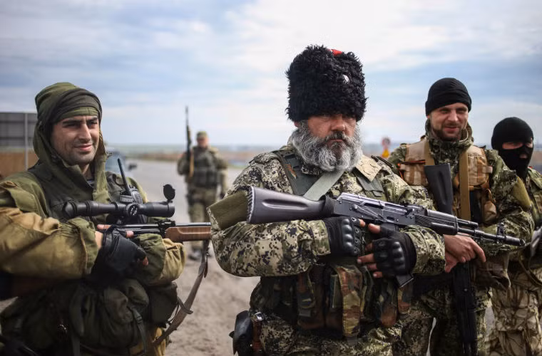 Lực lượng dân quân Tự vệ Donetsk với nhiều thành viên có độ tuổi khác nhau..