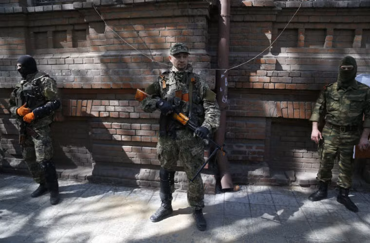 Các phần tử vũ trang đứng gác trên đường phố Slavyansk.