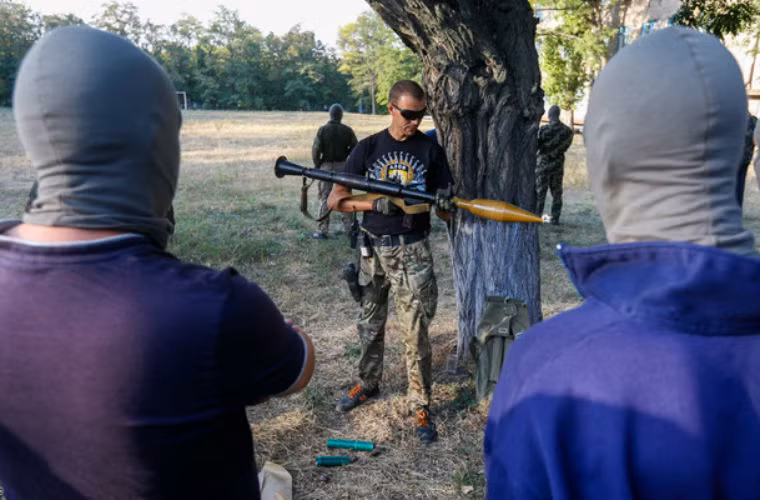 Binh sĩ Ukraine hướng dẫn người tình nguyện sử dụng súng chống tăng RPG-7.