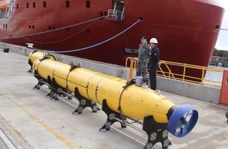 Trong nỗ lực tìm kiếm chiếc MH370, tàu lặn loại nhỏ Bluefin đã được triển khai ở khu vực phát hiện tín hiệu âm thanh được cho là của MH370 nhưng không tìm kiếm được gì. Khu vực tìm kiếm mới của MH370 được chuyển xuống khu vực nằm cách bờ biển phía tây của Australia khoảng 1.800 km.