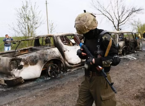 Lực lượng Tự vệ Donetsk tại địa điểm xảy ra vụ nổ súng ngoại ô Slavyansk.