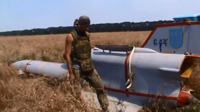 Dân quân Ukraine bên cạnh chiếc UAV Tu-143 Reis được cho là bị bắn rơi.