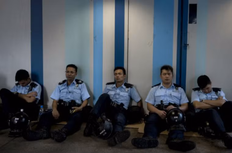 Cảnh sát Hồng Kông mệt mỏi sau những giờ làm việc căng thẳng. Có tin đồn cho rằng lực lượng quân đội Trung Quốc sắp được triển khai nhằm vãn hồi trật tự.