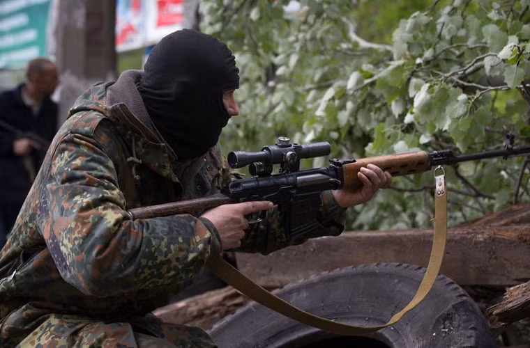 Bộ trưởng Bộ Nội vụ Ukraine cho biết lực lượng tự vệ Slavyansk được trang bị tên lửa phòng không vác vai và súng phóng lựu. Ông Arsen Avakov cho rằng lực lượng Tự vệ Slavyansk có dấu hiệu của những lính đánh thuê chuyên nghiệp.