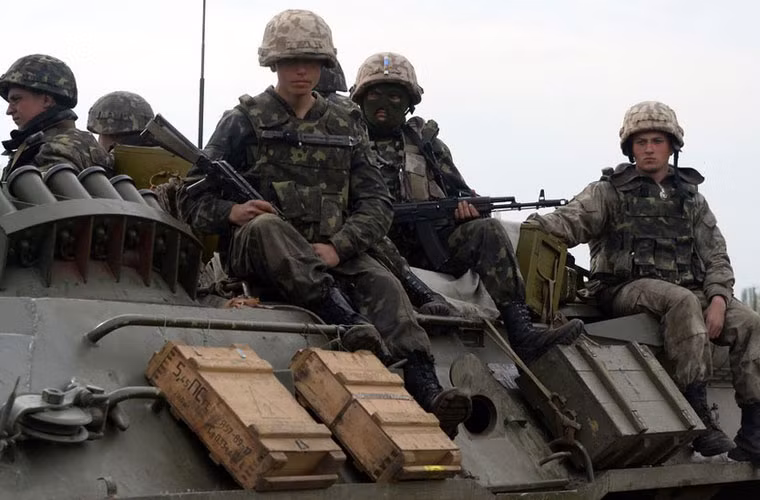 Quân đội Ukraine sử dụng xe bọc thép và trực thăng trong cuộc tấn công của mình.