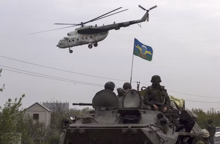 Tuy nhiên, các lực lượng vũ trang Ukraine cũng phải chịu những thiệt hại đầu tiên khi lực lượng Tự vệ Slavyansk bắn rơi 2 trực thăng và làm hư hại 1 trực thăng khác. Bộ Nội vụ Ukraine cho biết 1 phi công đã thiệt mạng trong khi 1 phi công khác bị lực lượng Tự vệ Slavyansk bắt giữ.