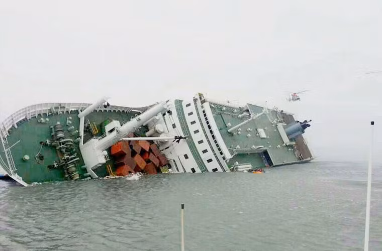Các chuyên gia cho rằng tàu Sewol đã đâm phải đá ngầm. Thuyền trưởng và thủy thủ đoàn của tàu Sewol đang bị thẩm vấn để làm rõ nguyên nhân.