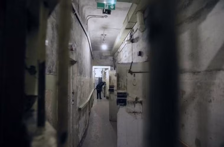 Du khách thăm quan phòng giam bên trong trụ sở KGB tại Latvia, ngày 29/4.
