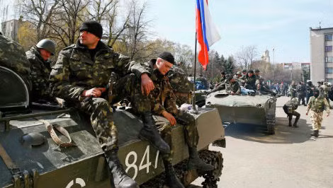 Binh sĩ Ukraine gia nhập những người biểu tình ở Slavyansk.