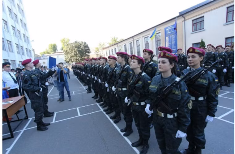 Tân binh lực lượng Vệ binh Quốc gia Ukraine lắng nghe lời tuyên thệ.